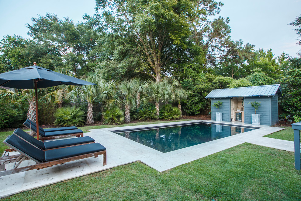 Imagen de casa de la piscina y piscina actual de tamaño medio rectangular en patio trasero con adoquines de hormigón