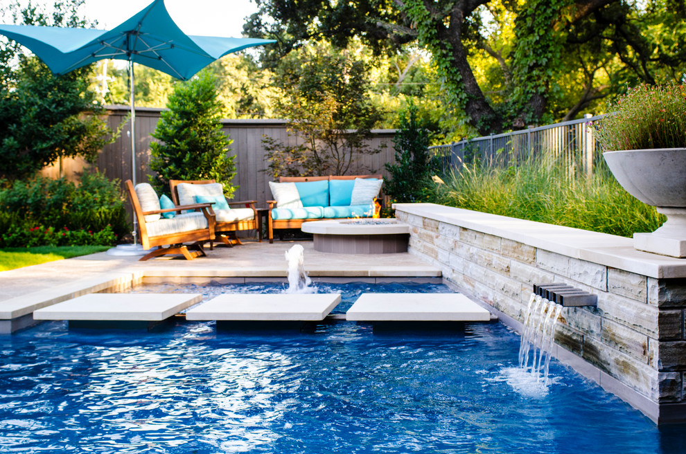 Источник вдохновения для домашнего уюта: прямоугольный бассейн среднего размера на заднем дворе в стиле модернизм с покрытием из каменной брусчатки