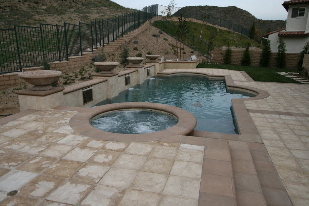 Example of a classic pool design in Los Angeles