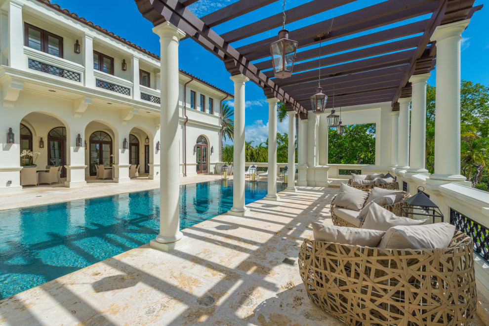 Источник вдохновения для домашнего уюта: прямоугольный бассейн на заднем дворе в средиземноморском стиле с покрытием из плитки