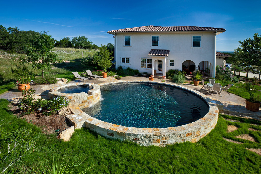 Стильный дизайн: наземный, круглый бассейн среднего размера на заднем дворе в стиле рустика с фонтаном и покрытием из декоративного бетона - последний тренд
