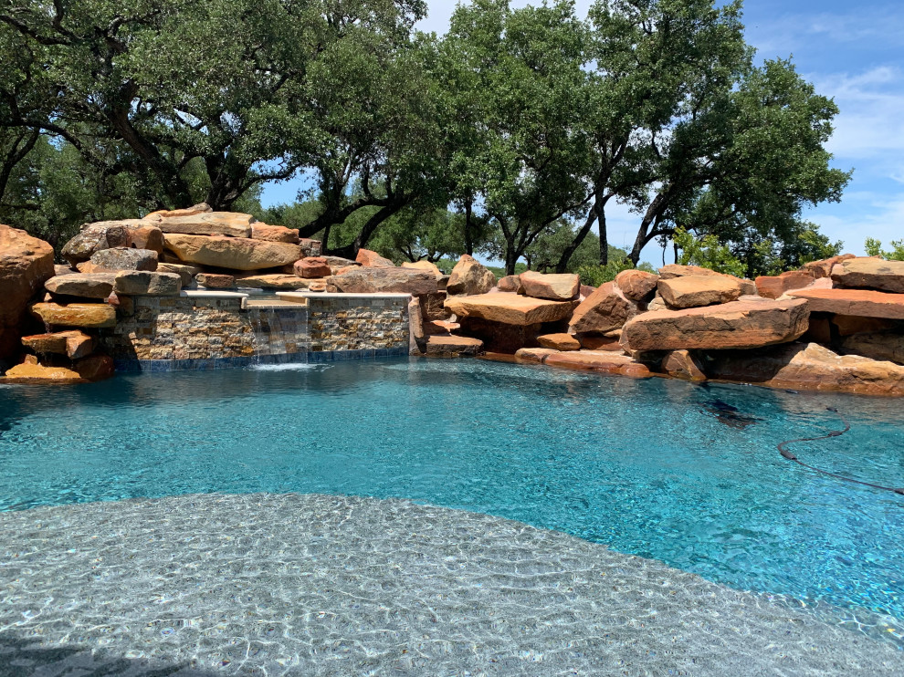 Cette photo montre une très grande piscine naturelle et arrière montagne sur mesure avec des solutions pour vis-à-vis et une terrasse en bois.