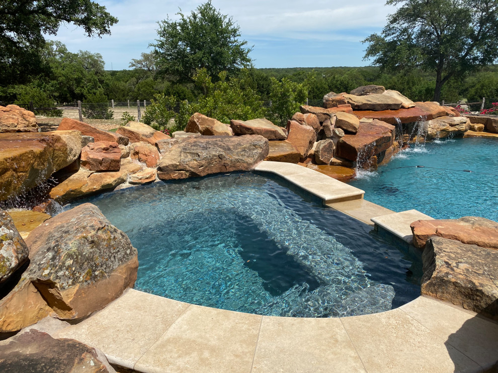 Geräumiger Rustikaler Schwimmteich hinter dem Haus in individueller Form mit Sichtschutz und Dielen in Austin