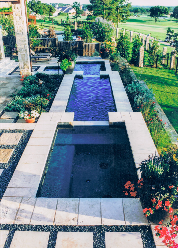 Diseño de piscina con fuente contemporánea de tamaño medio a medida en patio trasero con adoquines de piedra natural