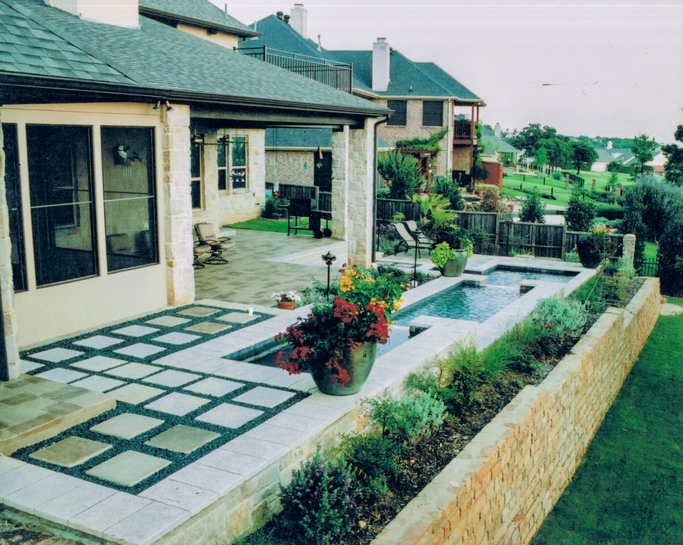 Esempio di una piscina contemporanea personalizzata di medie dimensioni e dietro casa con fontane e pavimentazioni in pietra naturale