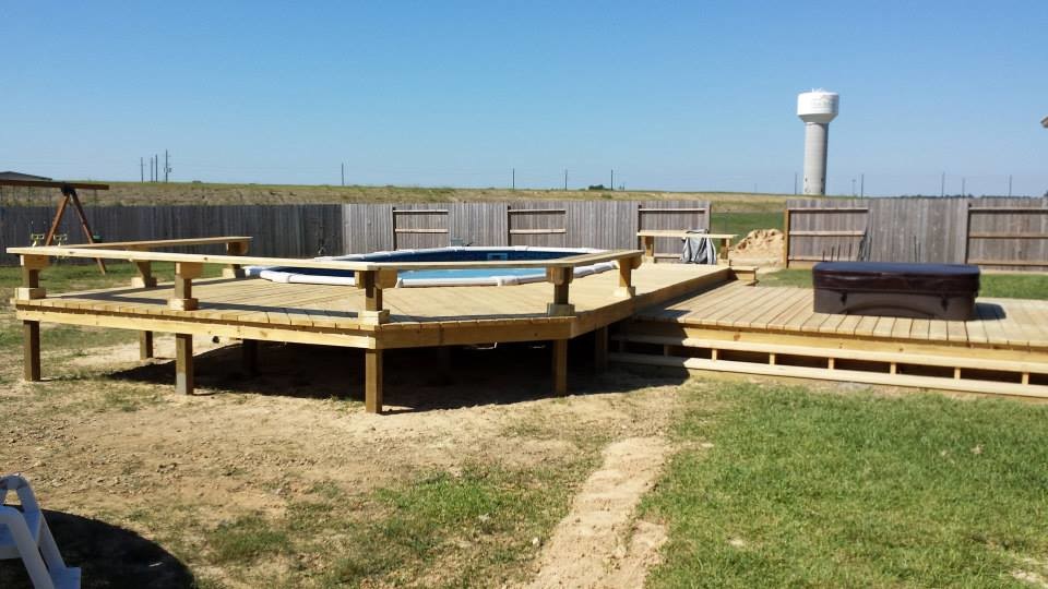 Foto de piscina elevada tradicional de tamaño medio en patio trasero