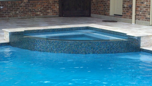 Corner Spa with Rounded Reverse Negative Edge Spillway - Piscina - Houston  - de Great Escapes Custom Pools | Houzz