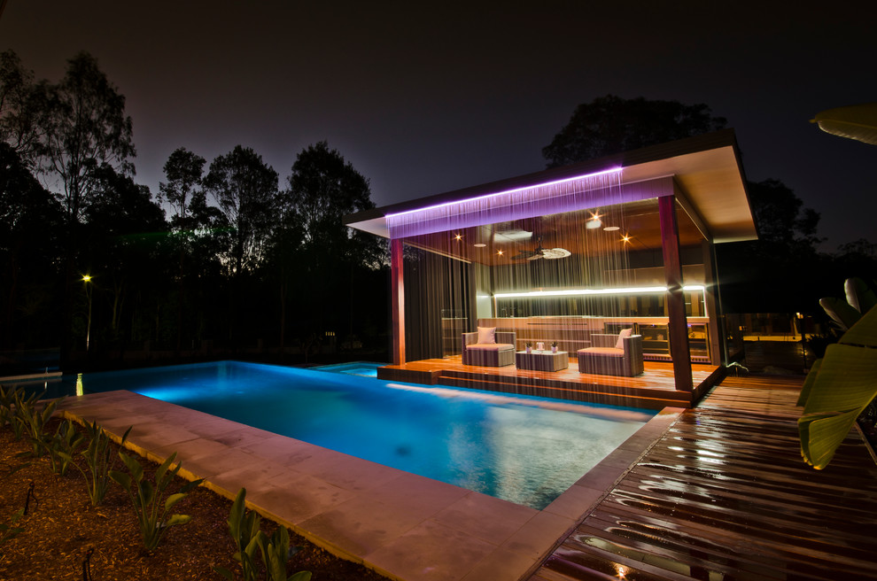 Свежая идея для дизайна: большой бассейн-инфинити произвольной формы на боковом дворе в современном стиле с джакузи и настилом - отличное фото интерьера