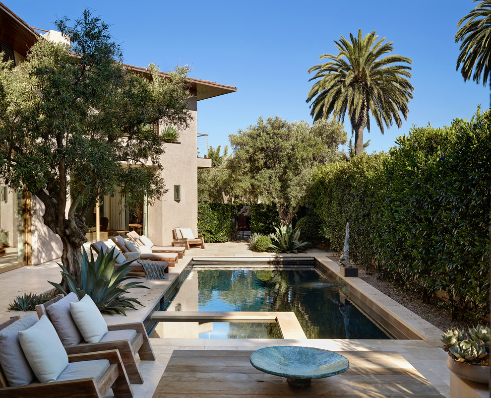 Стильный дизайн: прямоугольный бассейн на заднем дворе в средиземноморском стиле с джакузи и покрытием из плитки - последний тренд