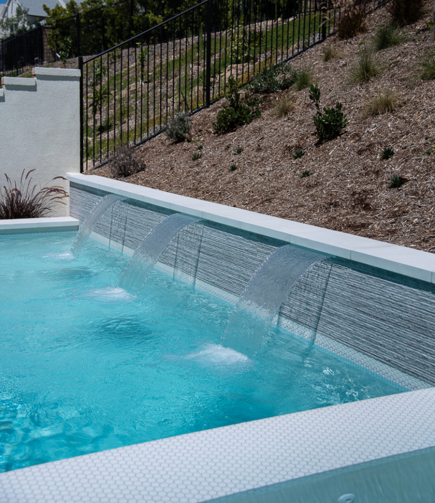 Idée de décoration pour un petit piscine avec aménagement paysager arrière minimaliste sur mesure avec une terrasse en bois.