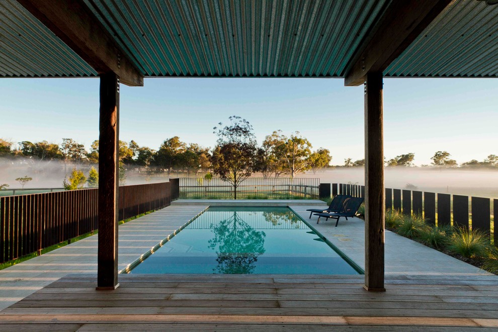 Foto de piscina de estilo de casa de campo en patio trasero