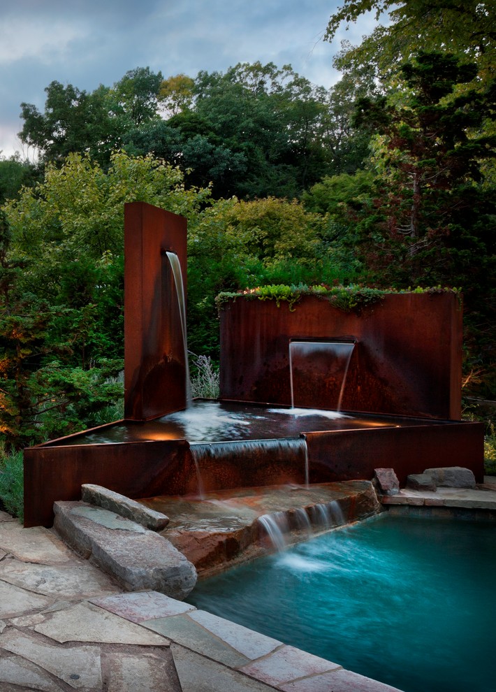 Стильный дизайн: бассейн среднего размера, произвольной формы на заднем дворе в стиле модернизм с фонтаном и покрытием из каменной брусчатки - последний тренд