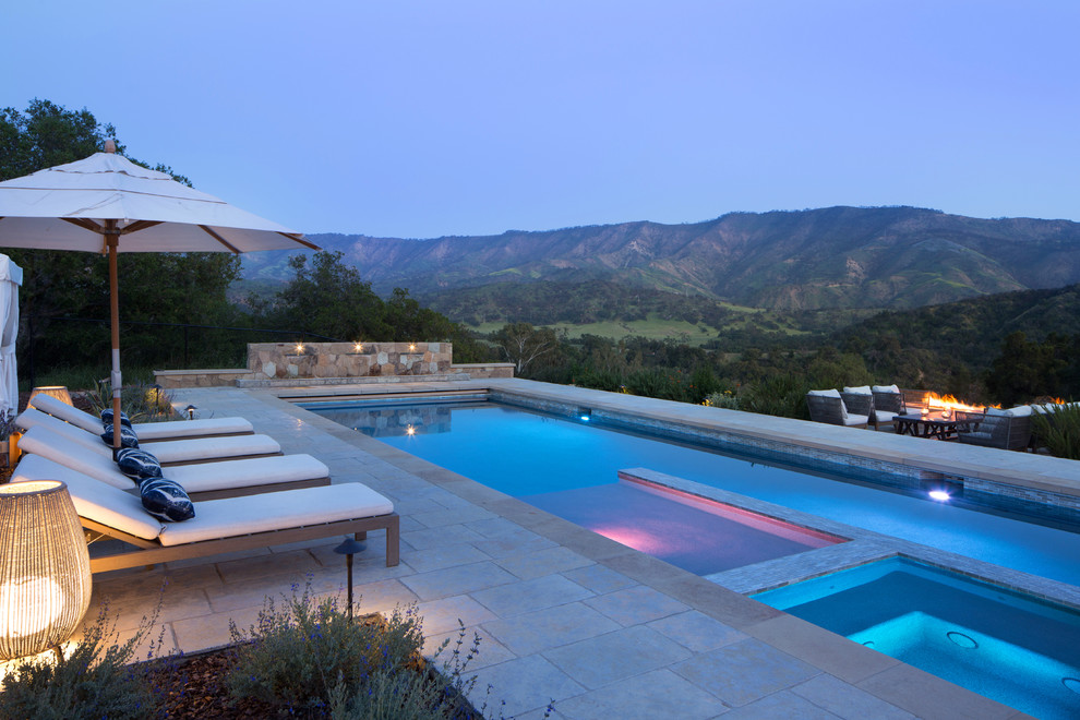 Mittelgroßer Moderner Pool hinter dem Haus in rechteckiger Form mit Natursteinplatten in Santa Barbara