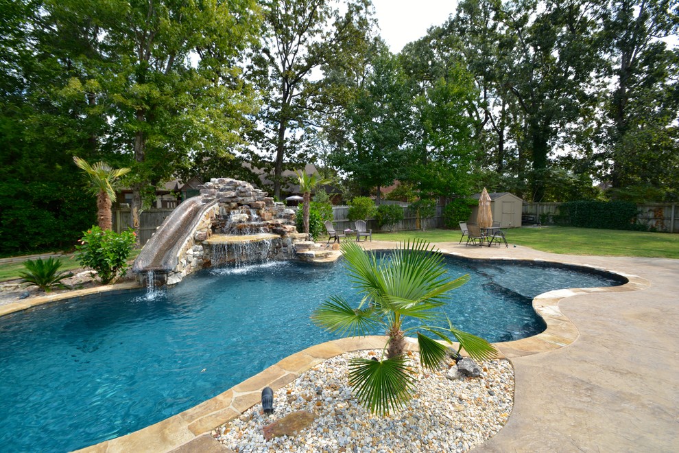 Idee per una piscina monocorsia stile rurale personalizzata dietro casa e di medie dimensioni con un acquascivolo e pavimentazioni in pietra naturale