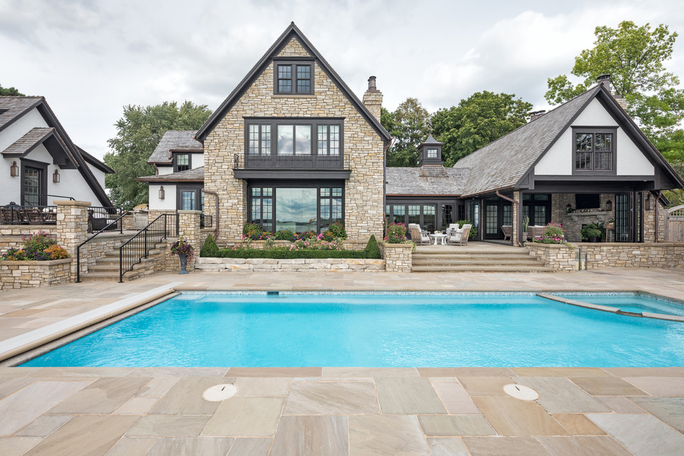 Esempio di una piscina tradizionale dietro casa con pavimentazioni in pietra naturale