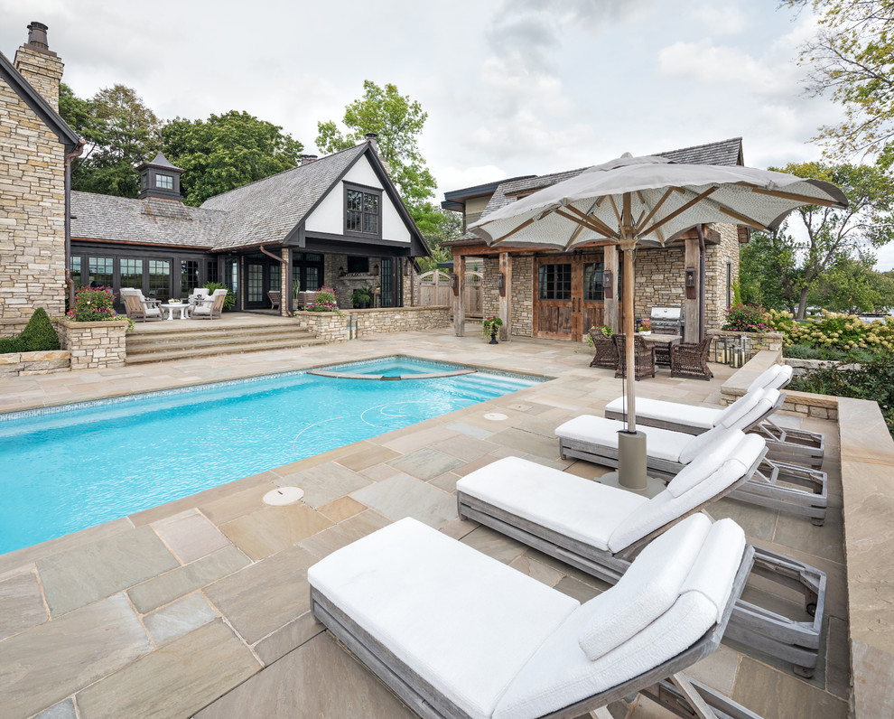 Ispirazione per una piscina classica dietro casa con pavimentazioni in pietra naturale