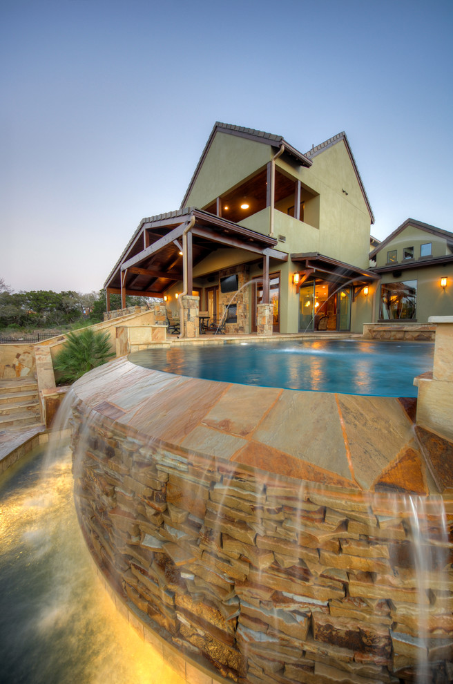 Example of a mountain style infinity pool design in Austin