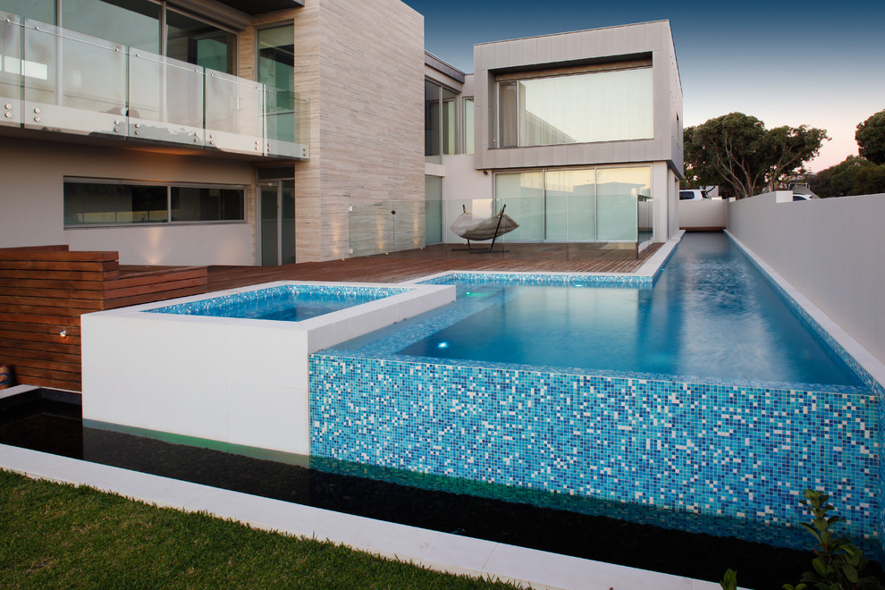 Imagen de piscina con fuente elevada contemporánea grande a medida en patio lateral