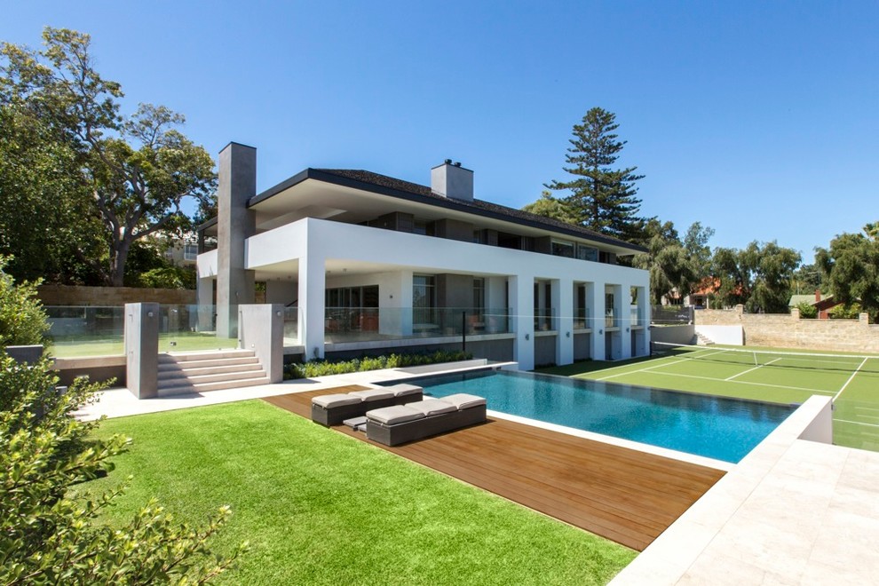 Großer Moderner Infinity-Pool hinter dem Haus in rechteckiger Form mit Dielen in Perth