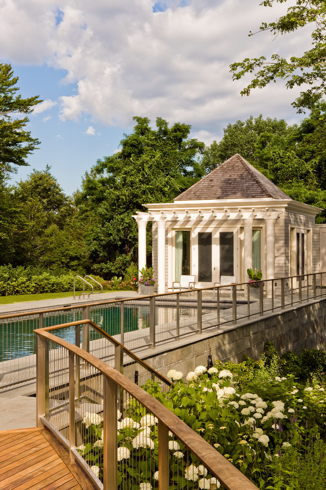Foto de casa de la piscina y piscina natural clásica rectangular en patio lateral con adoquines de piedra natural