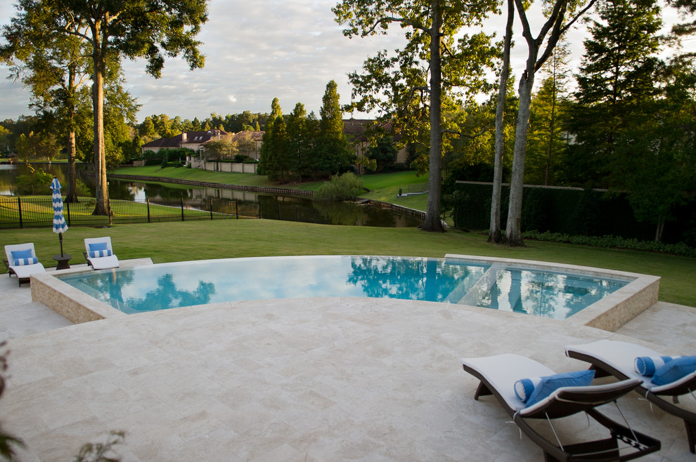 Modelo de casa de la piscina y piscina infinita contemporánea pequeña a medida en patio trasero con adoquines de hormigón