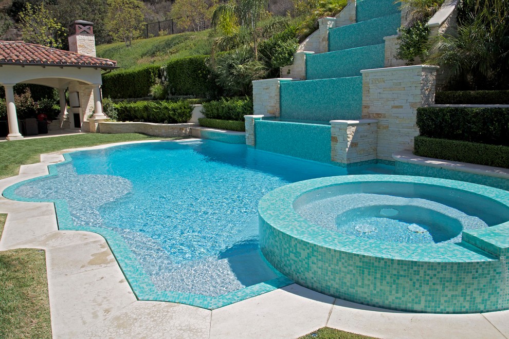 Immagine di una piscina a sfioro infinito moderna personalizzata di medie dimensioni e dietro casa con fontane