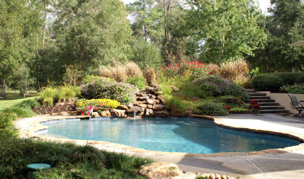 Идея дизайна: естественный бассейн среднего размера, произвольной формы на заднем дворе в классическом стиле с фонтаном