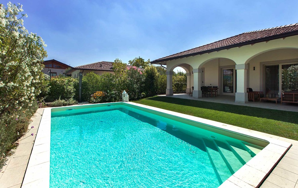 Immagine di una piscina mediterranea