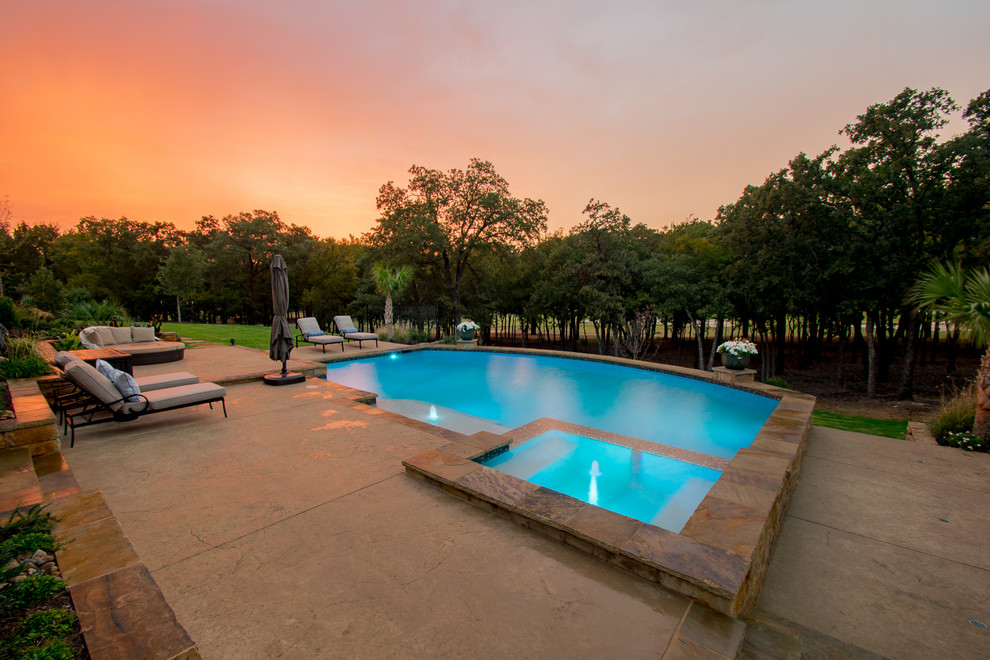 Großer Country Whirlpool hinter dem Haus in individueller Form mit Stempelbeton in Dallas