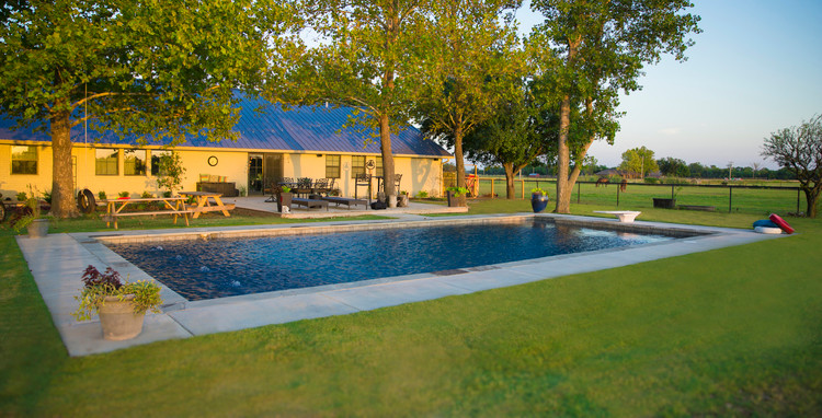 Immagine di una piscina naturale tradizionale rettangolare di medie dimensioni e dietro casa con pavimentazioni in cemento
