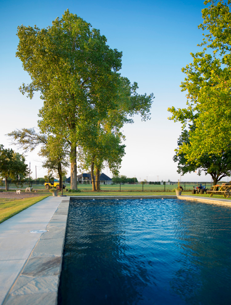 Cette photo montre une piscine naturelle et arrière chic de taille moyenne et rectangle avec des pavés en béton.