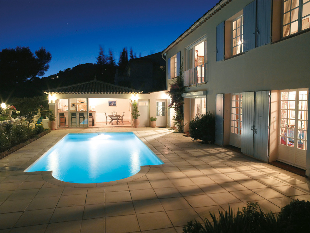 Foto di una piscina monocorsia mediterranea personalizzata di medie dimensioni e dietro casa con una dépendance a bordo piscina e pavimentazioni in cemento