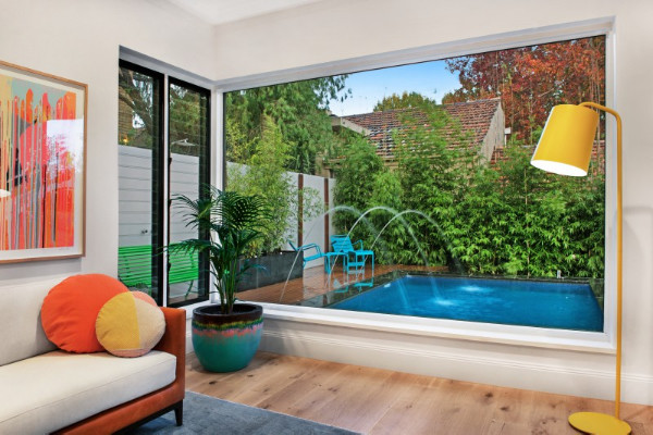Foto de piscina con fuente natural moderna pequeña a medida en patio con entablado