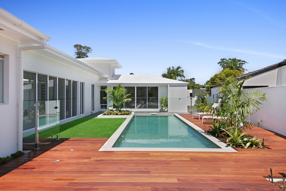 Immagine di una piscina monocorsia minimal rettangolare dietro casa con pedane