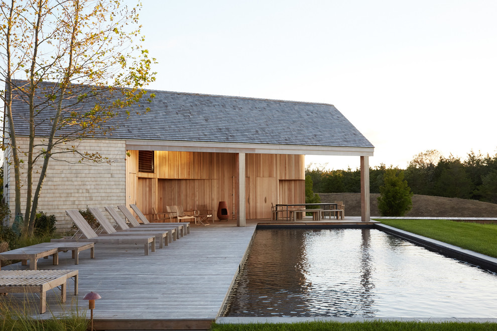Inspiration pour un couloir de nage arrière marin rectangle avec une terrasse en bois.