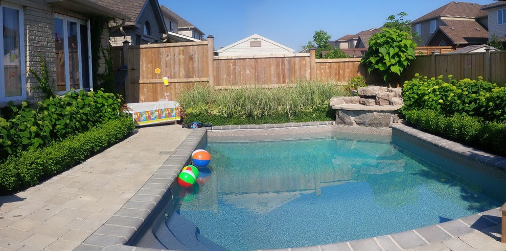 Idéer för en liten modern pool på baksidan av huset, med marksten i betong