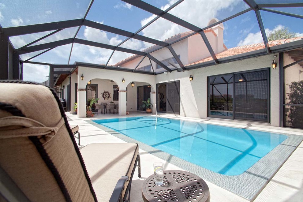 На фото: огромный спортивный, прямоугольный бассейн в доме в средиземноморском стиле с покрытием из плитки с