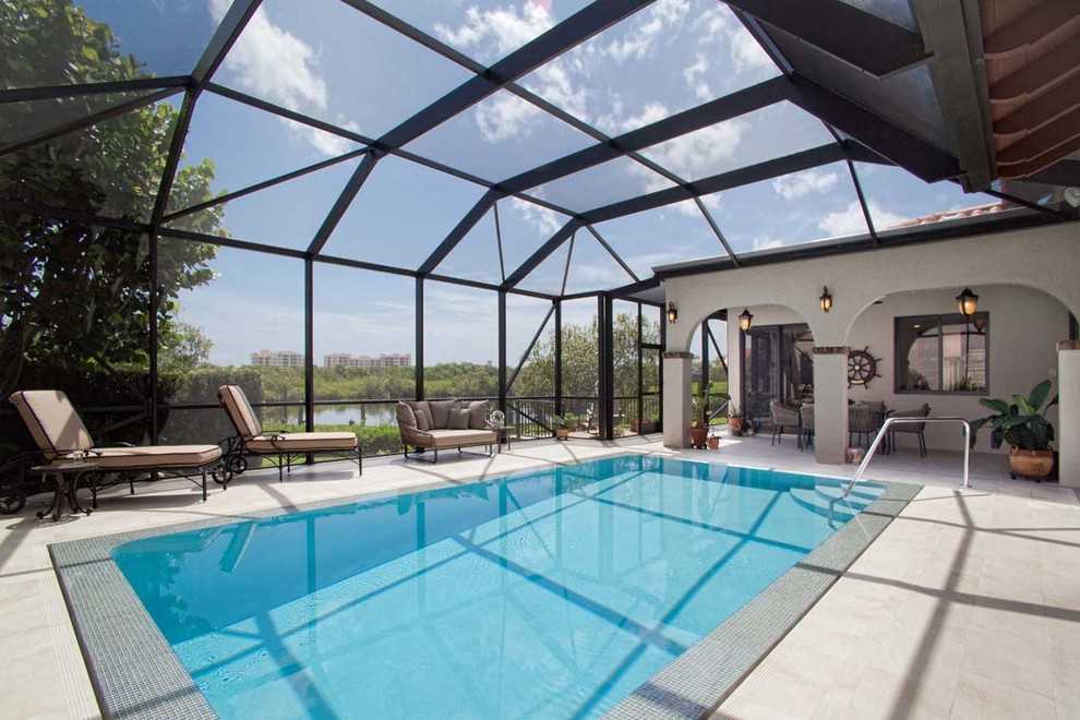 Пример оригинального дизайна: огромный спортивный, прямоугольный бассейн в доме в средиземноморском стиле с покрытием из плитки
