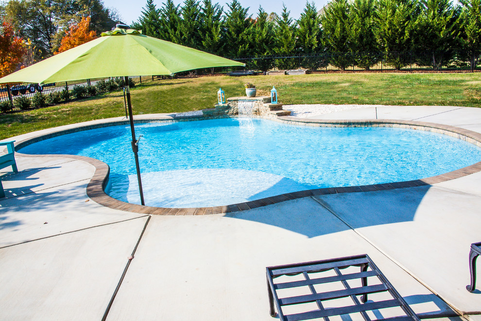 Foto di una piscina naturale minimal personalizzata di medie dimensioni e dietro casa con una vasca idromassaggio e pedane