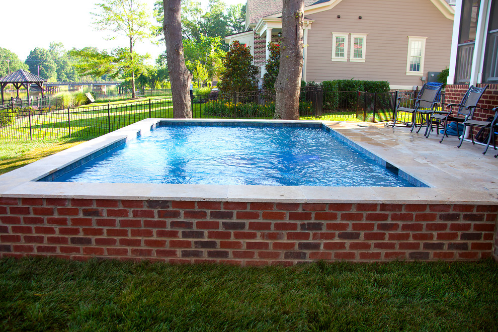 Источник вдохновения для домашнего уюта: маленький естественный, прямоугольный бассейн на заднем дворе в современном стиле с настилом для на участке и в саду