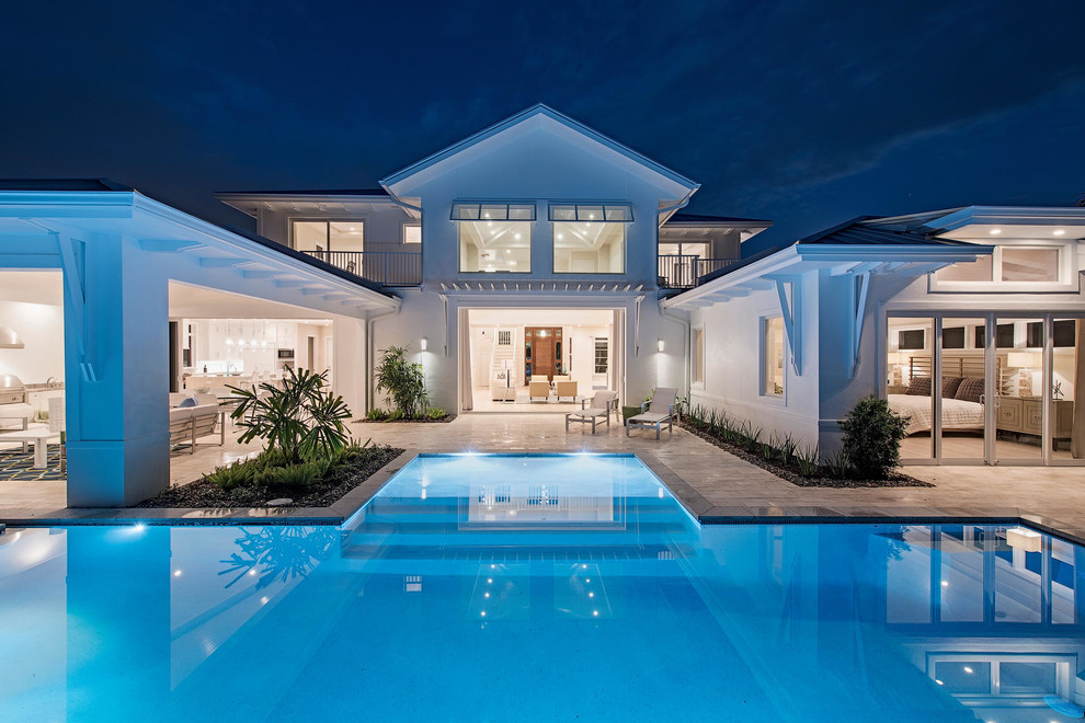 Geräumiger, Gefliester Moderner Pool hinter dem Haus in individueller Form mit Grillplatz in Miami