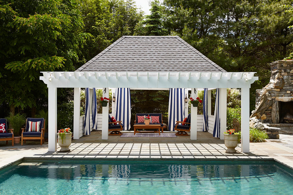 Пример оригинального дизайна: прямоугольный бассейн на заднем дворе в классическом стиле