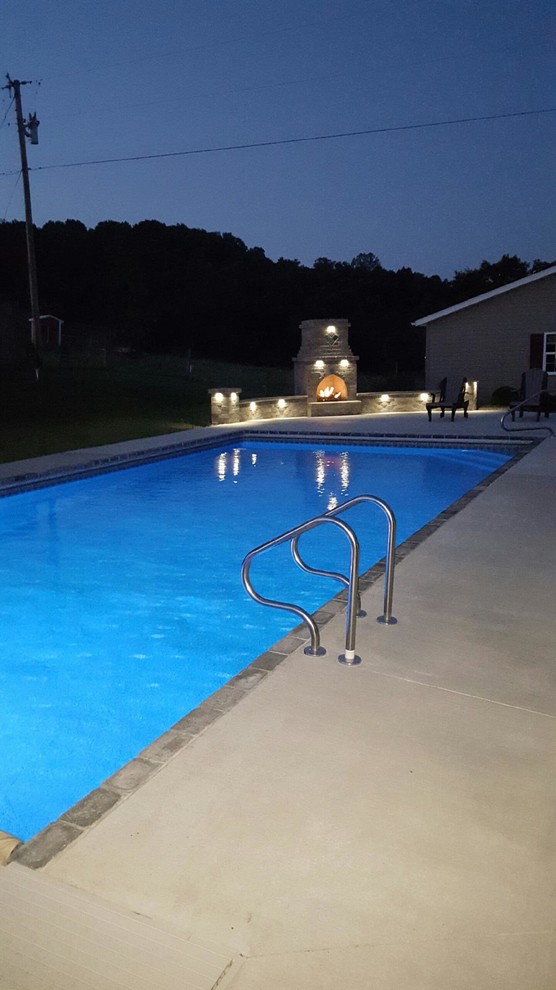 Ejemplo de casa de la piscina y piscina alargada de estilo americano de tamaño medio rectangular en patio trasero con suelo de hormigón estampado