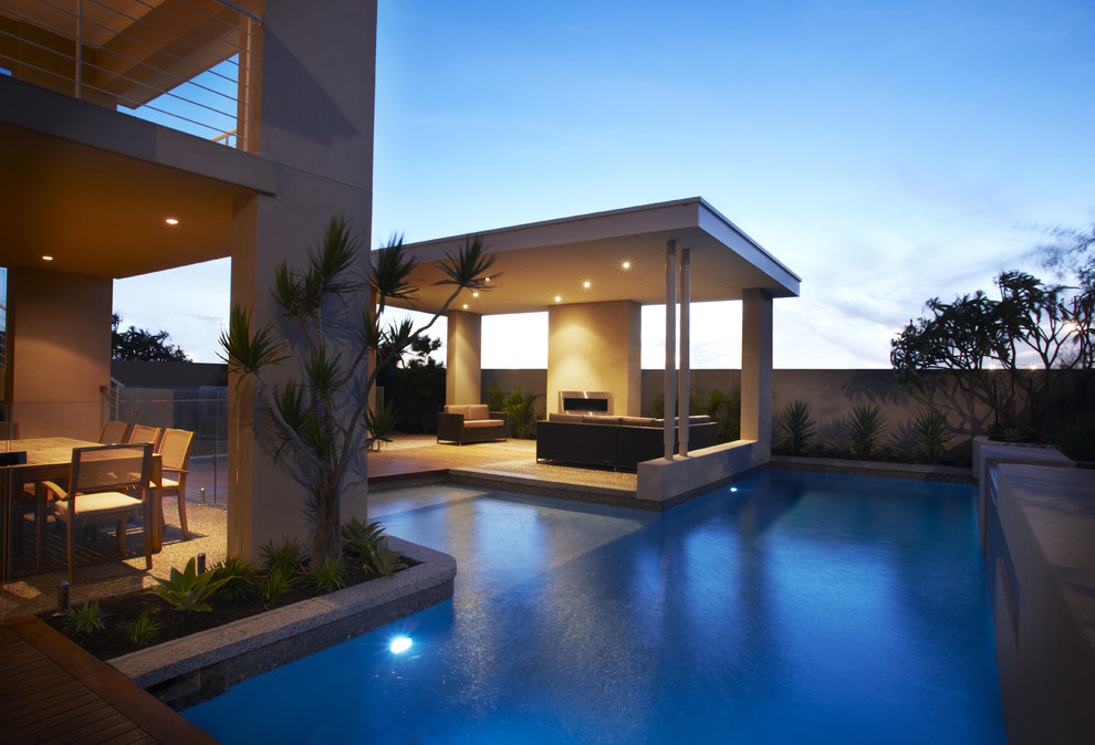 Foto de piscina con fuente minimalista grande a medida en patio trasero