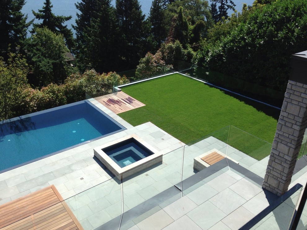 Источник вдохновения для домашнего уюта: спортивный, прямоугольный бассейн среднего размера на заднем дворе в современном стиле с джакузи