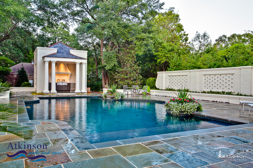 Diseño de casa de la piscina y piscina actual grande a medida en patio trasero con adoquines de piedra natural