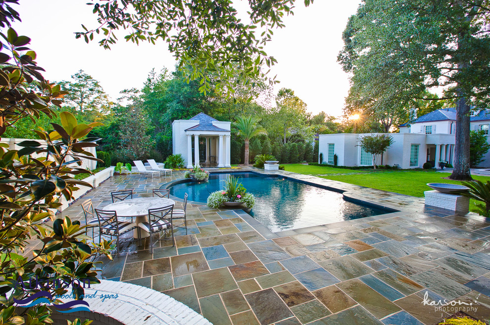 Стильный дизайн: большой бассейн произвольной формы на заднем дворе в современном стиле с домиком у бассейна и покрытием из каменной брусчатки - последний тренд