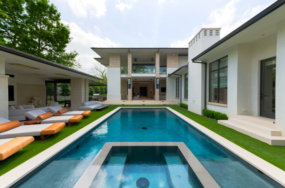Diseño de casa de la piscina y piscina retro grande rectangular en patio trasero con adoquines de piedra natural