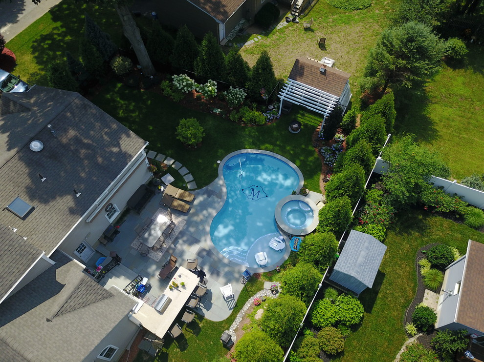 Cresskill Pool, Spa & Outdoor Kitchen Traditional Pool New York