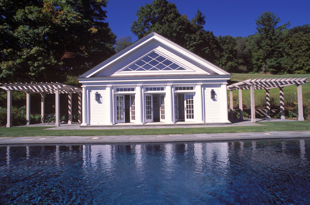 Foto di una piscina monocorsia classica rettangolare di medie dimensioni e dietro casa con una dépendance a bordo piscina